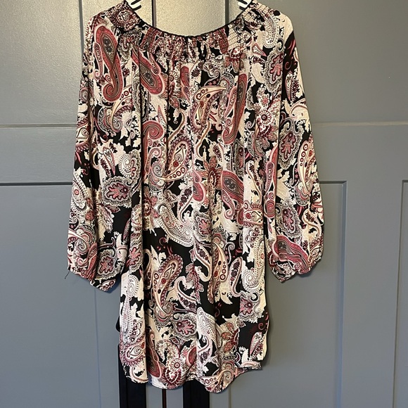 4/$20 Sale! Beautiful Tunic 🌺 - Picture 4 of 8